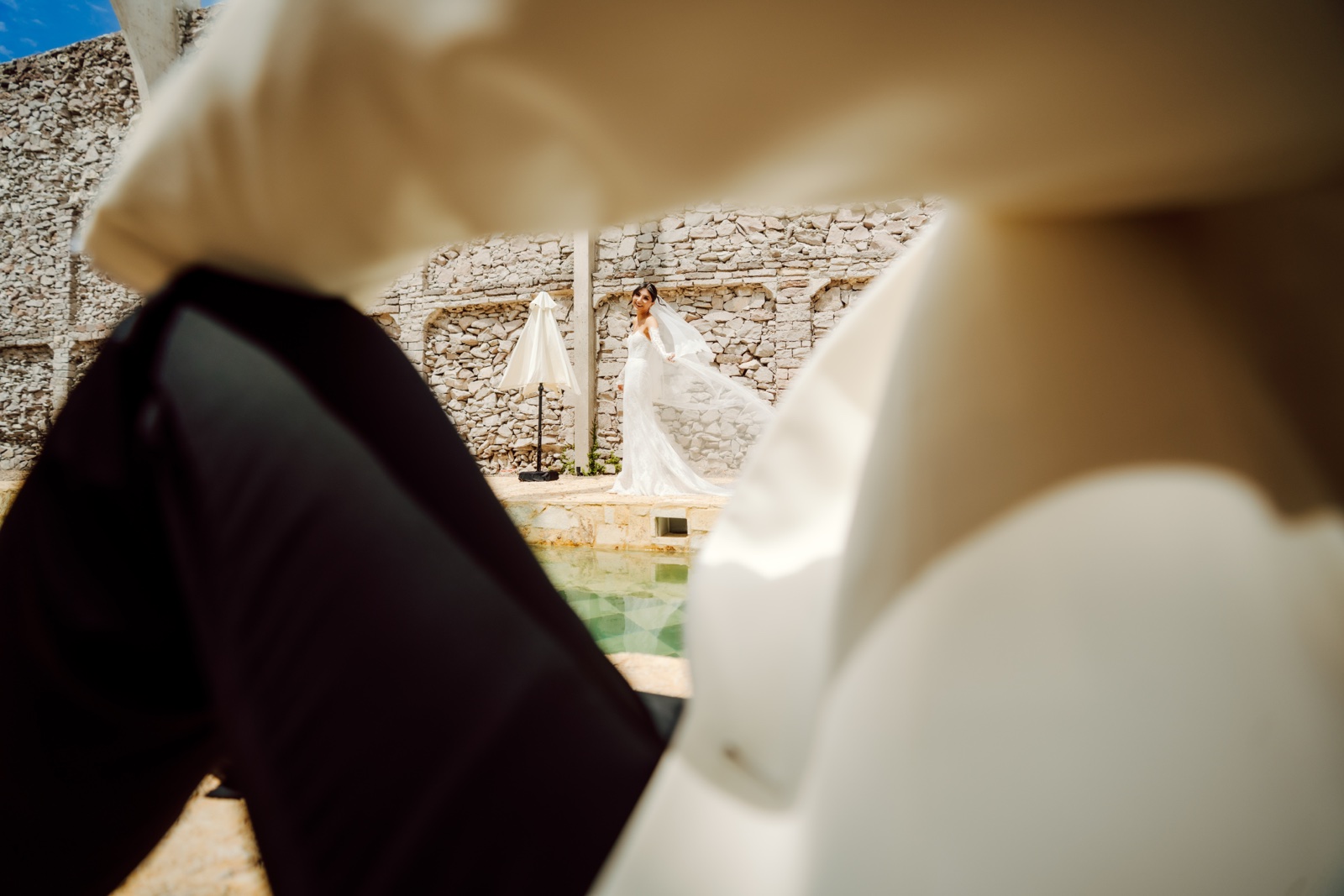 detalle del vestido de novia iluminado por una ventana