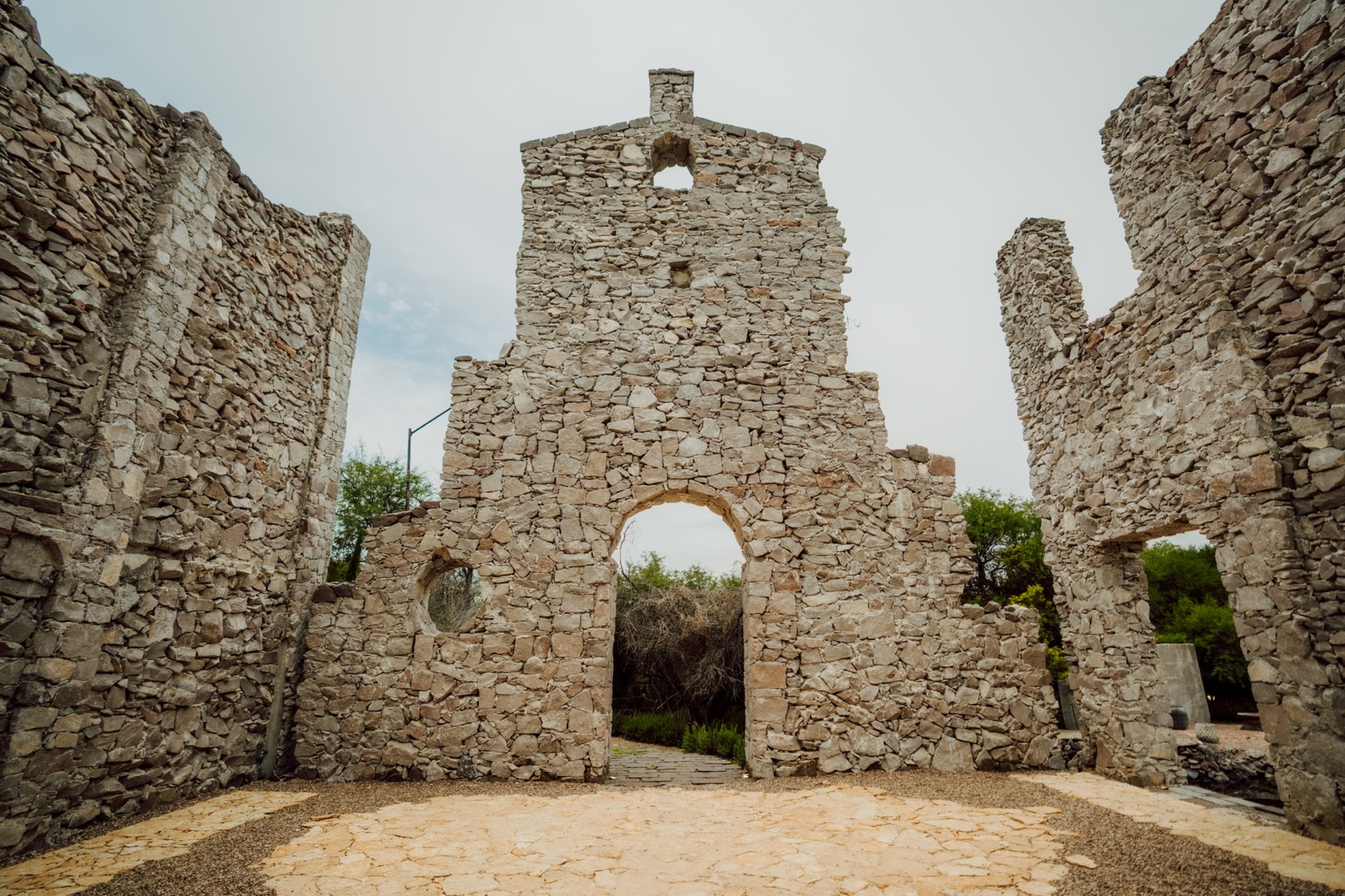 fachada de piedra y arco de entrada de hacienda la bartola en querétaro