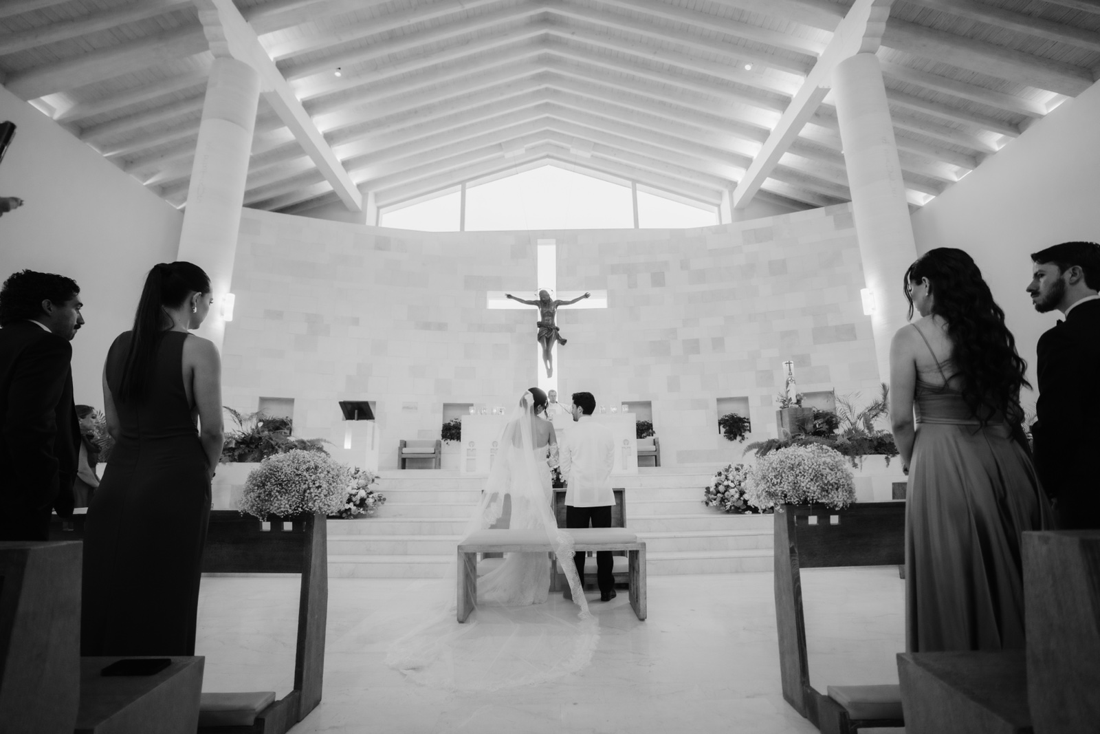novios frente al altar durante la ceremonia, en blanco y negro