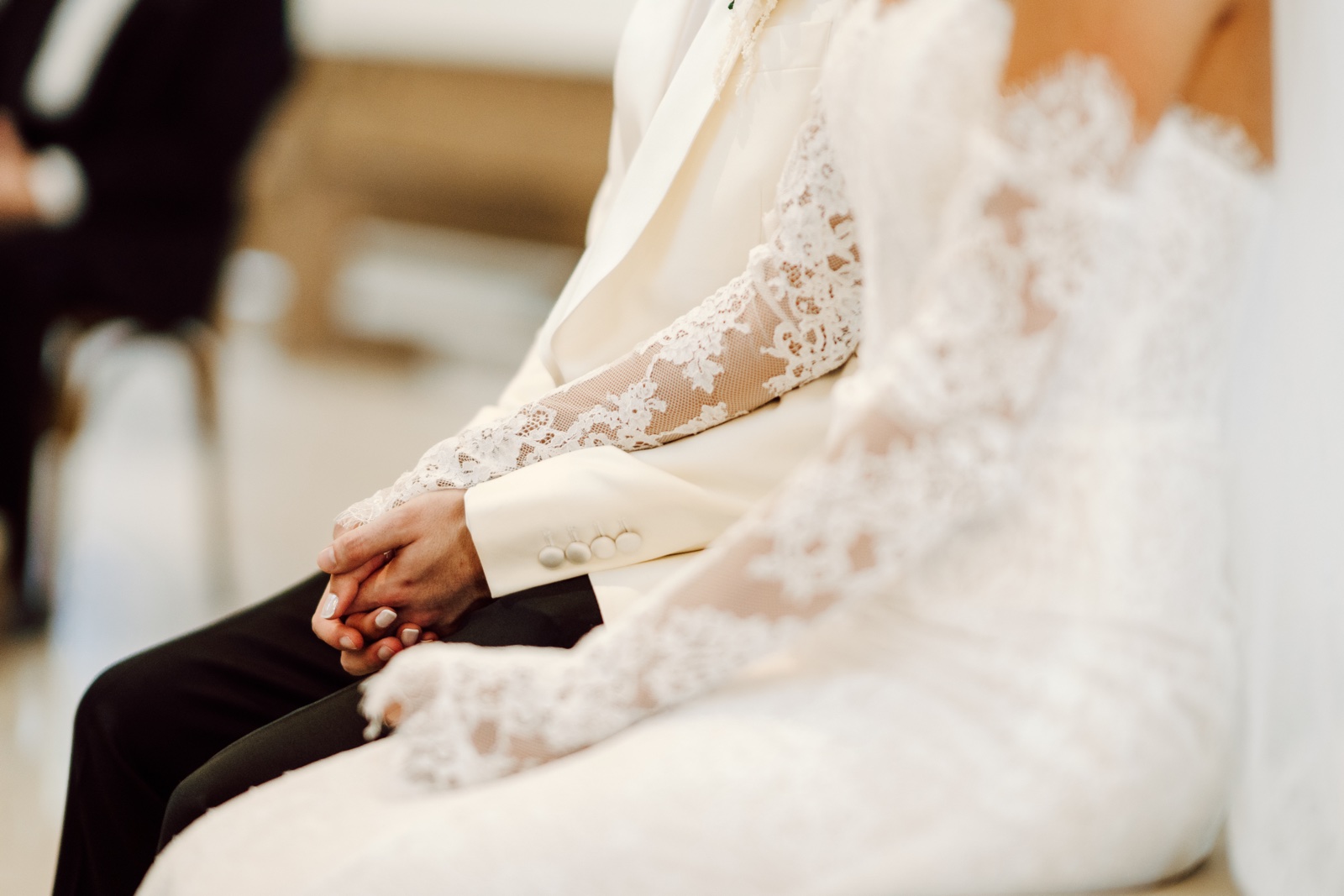 detalle de la mano de la novia sentada durante la ceremonia