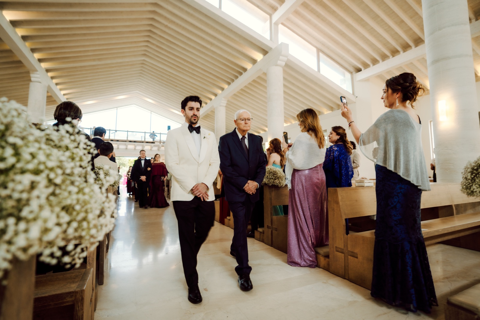novia entrando a la capilla acompañada hacia el altar