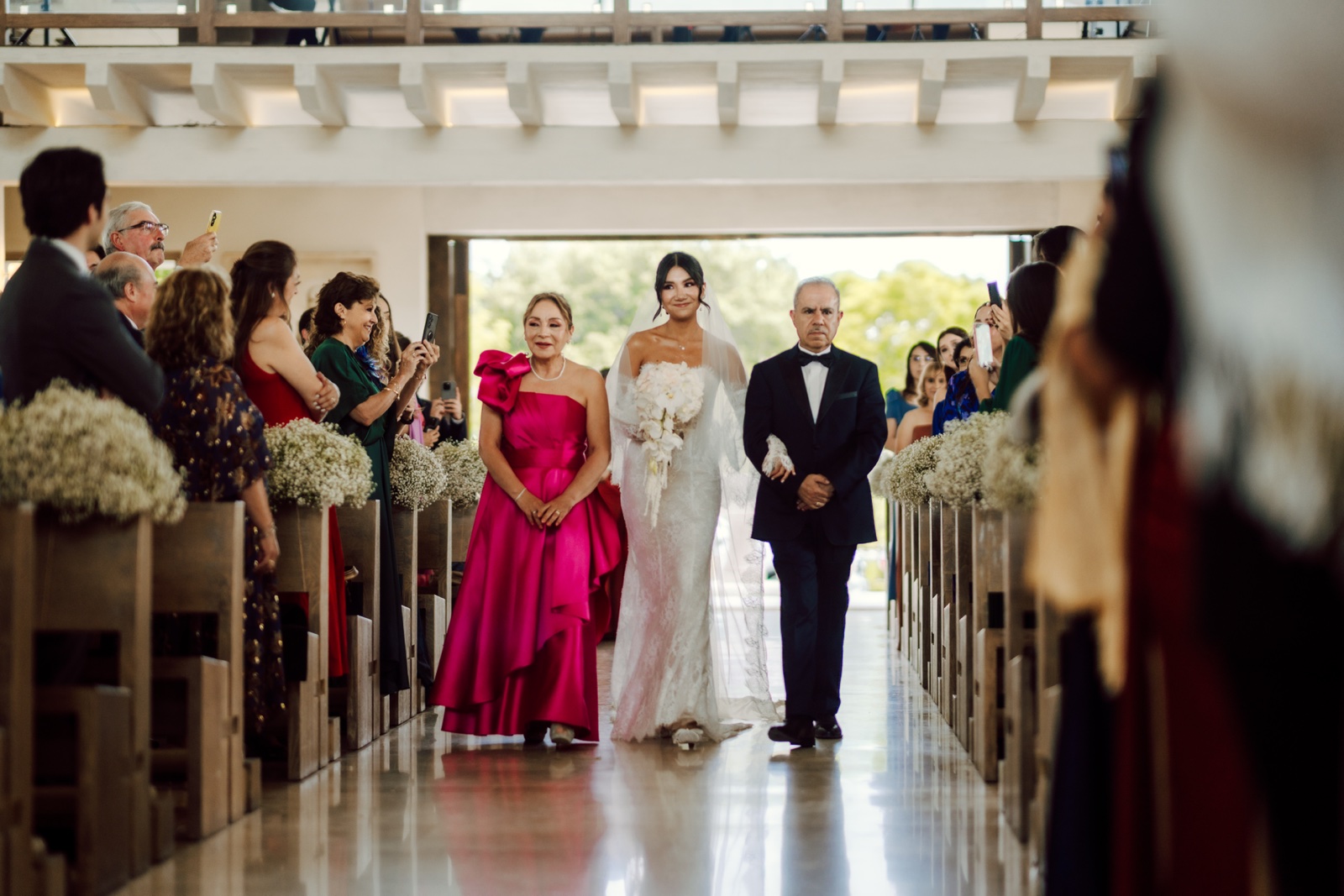 invitados observando la entrada de la novia a la ceremonia