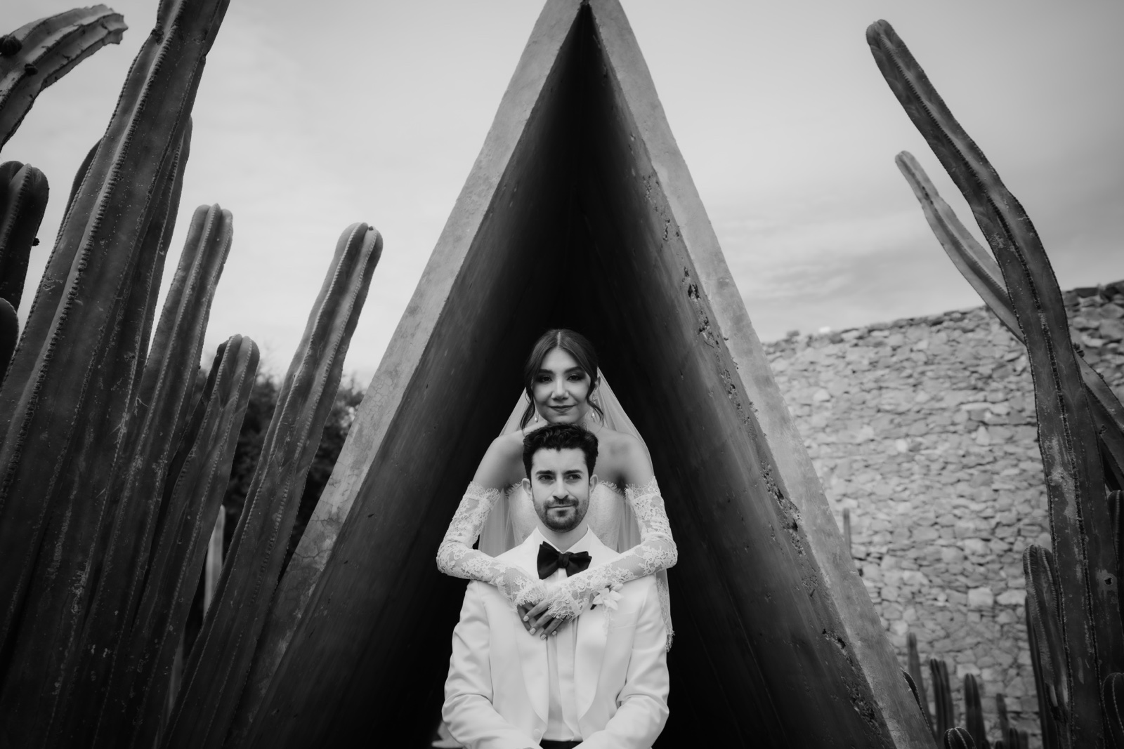 retrato de la novia entre cactus, en blanco y negro