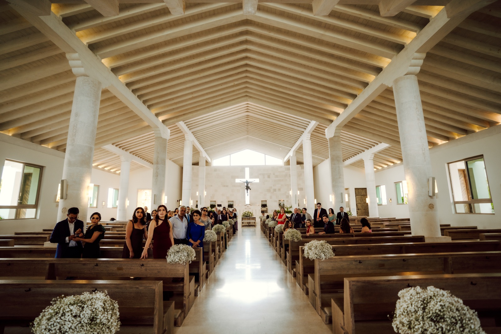 interior de la capilla con invitados durante la ceremonia