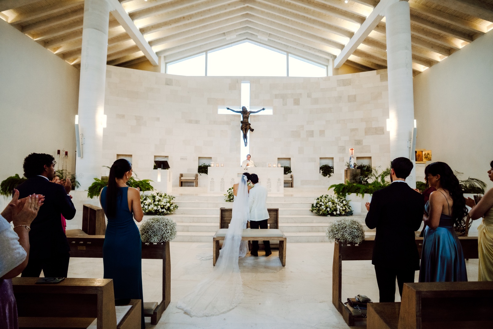 novios durante la ceremonia frente al altar