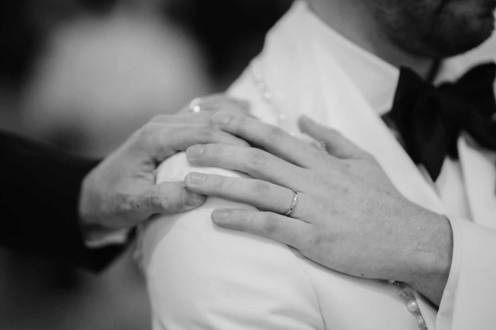 manos de los novios juntas, en blanco y negro