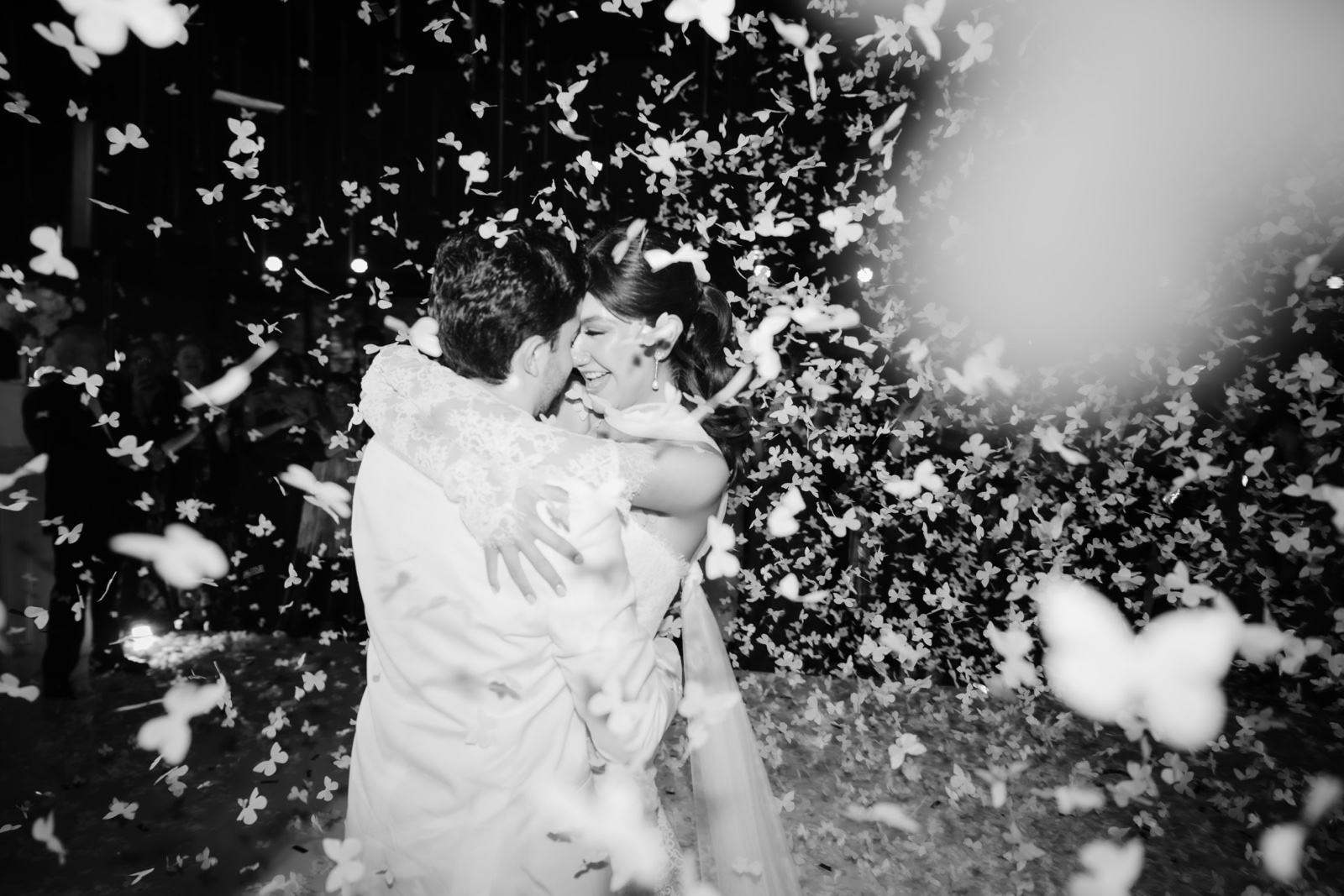 novios rodeados de confeti durante su baile