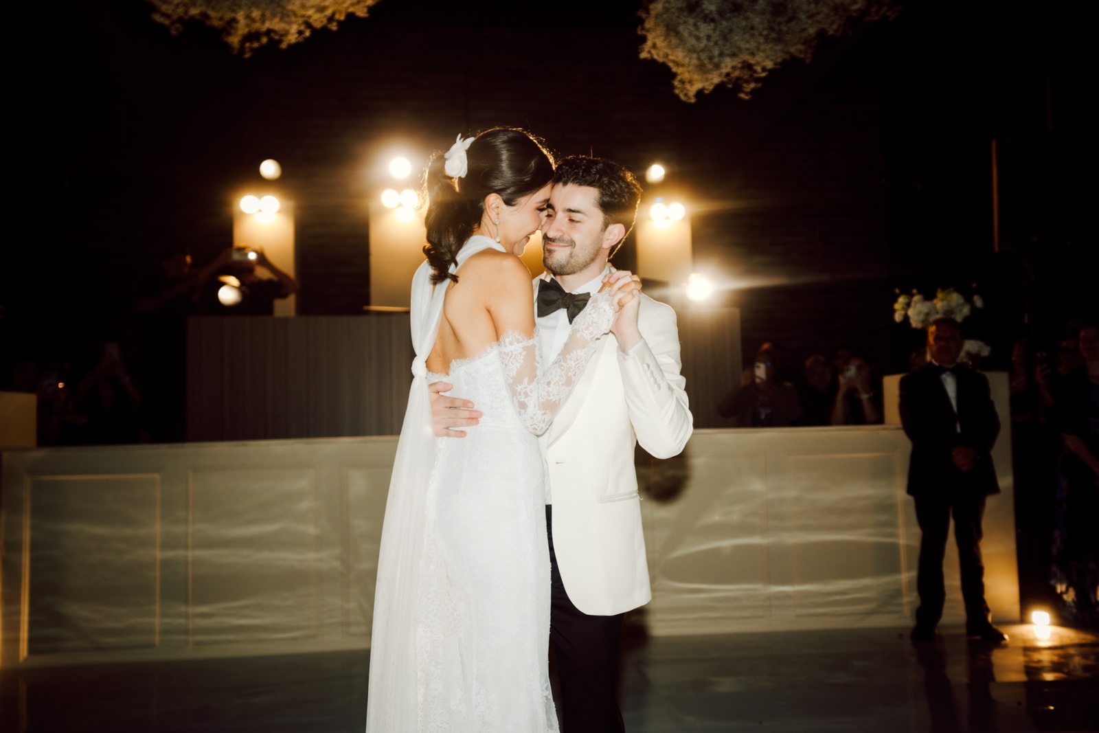 novios abrazados durante su baile de boda