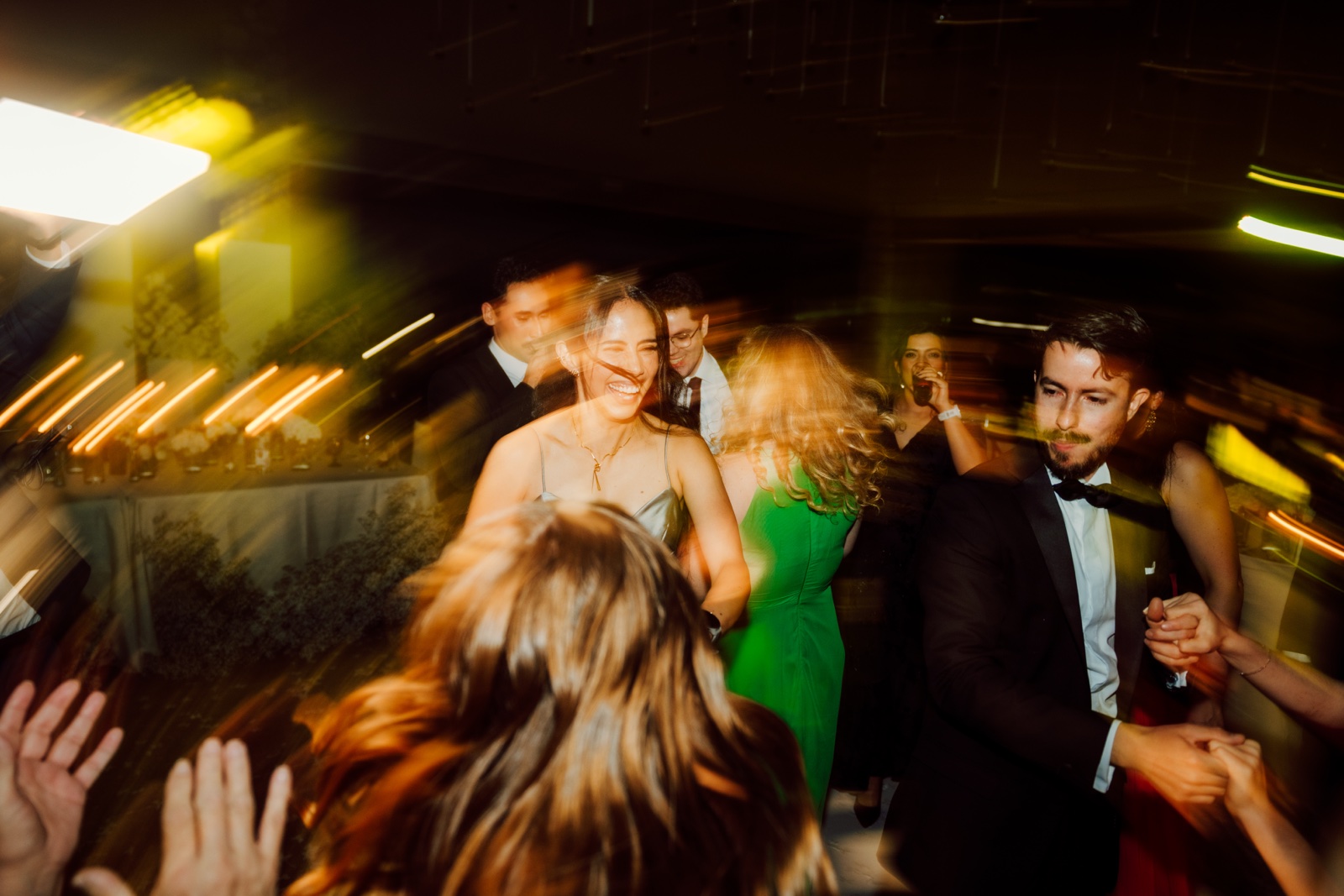 novios bailando entre luces y movimiento