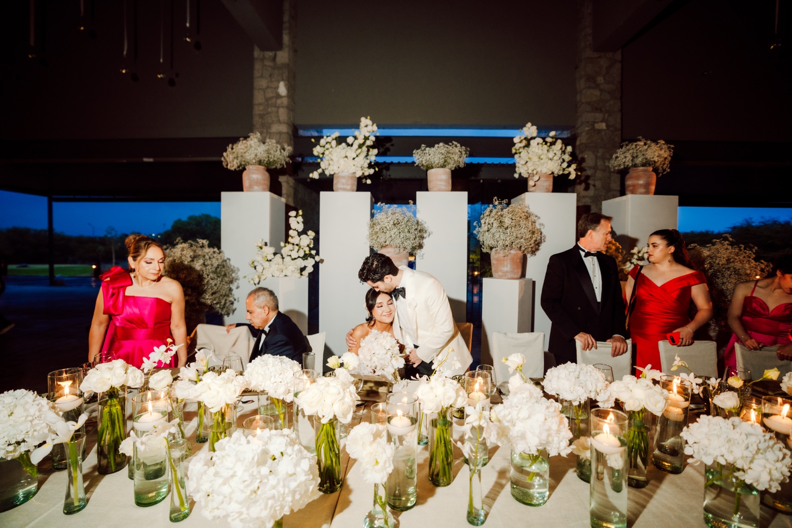 novios e invitados durante un brindis en la recepción