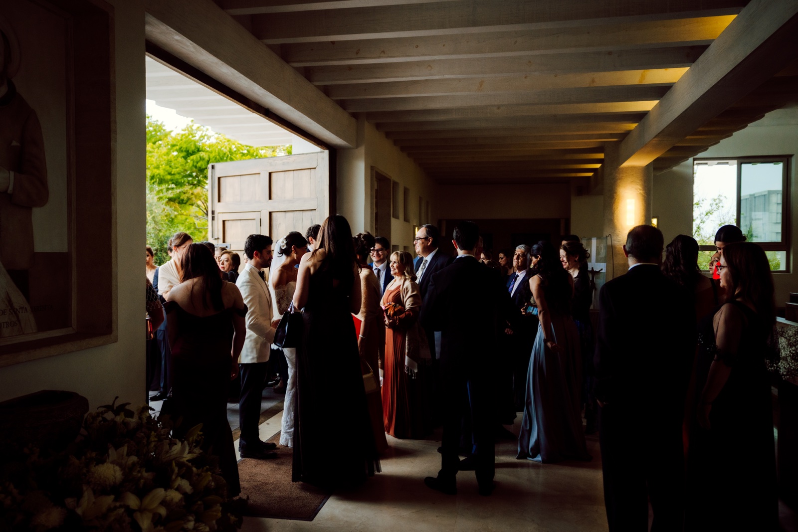 invitados reunidos en un corredor de la hacienda