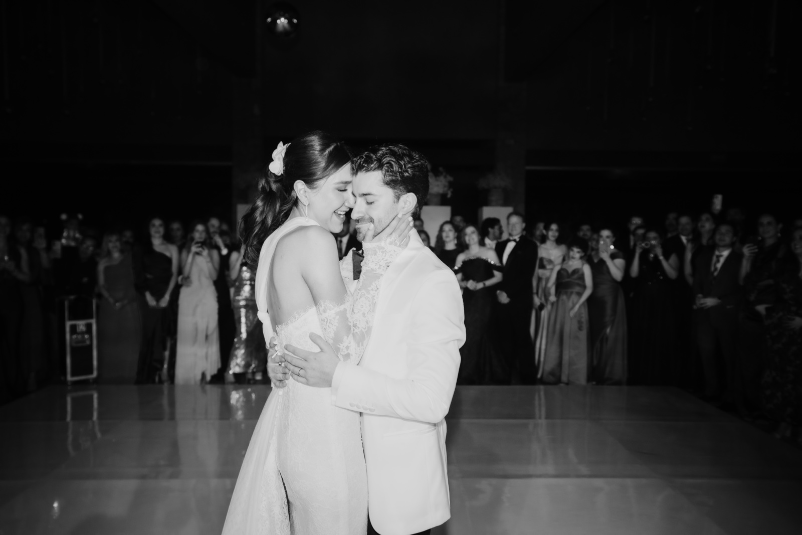 abrazo de los novios durante su baile, en blanco y negro