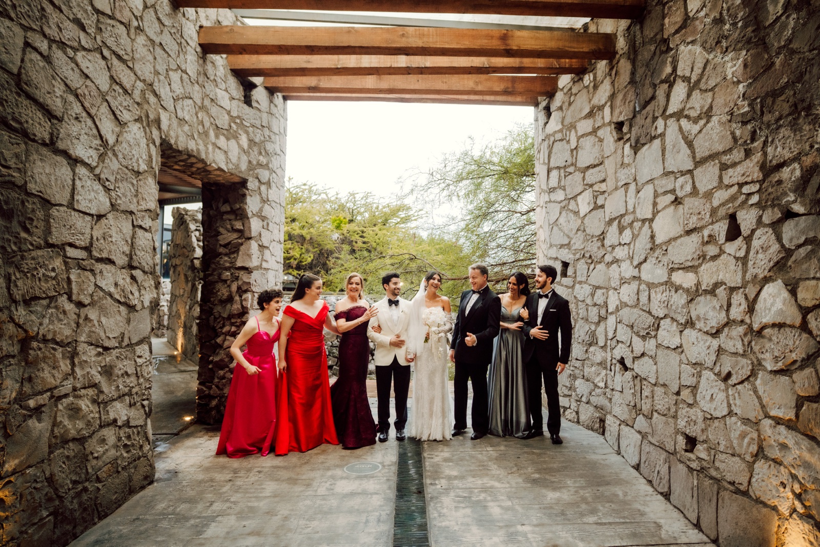 invitados posando entre los muros de piedra de la hacienda