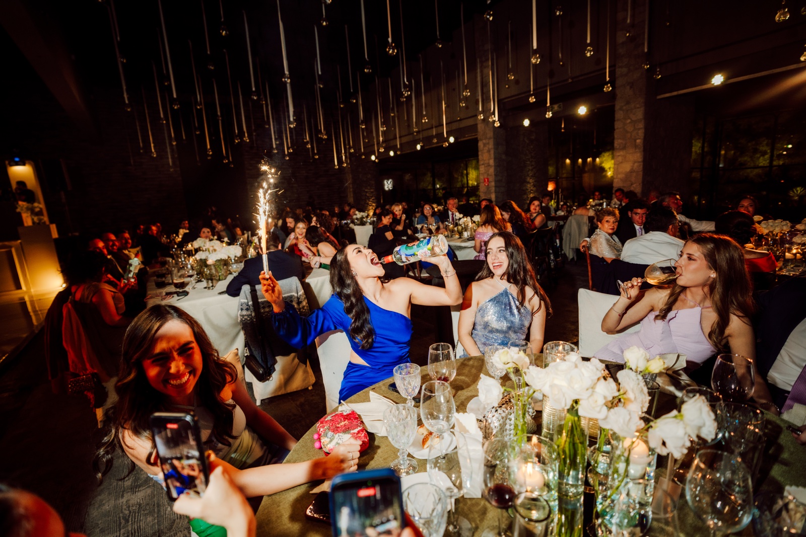invitados celebrando alrededor de la mesa durante la recepción