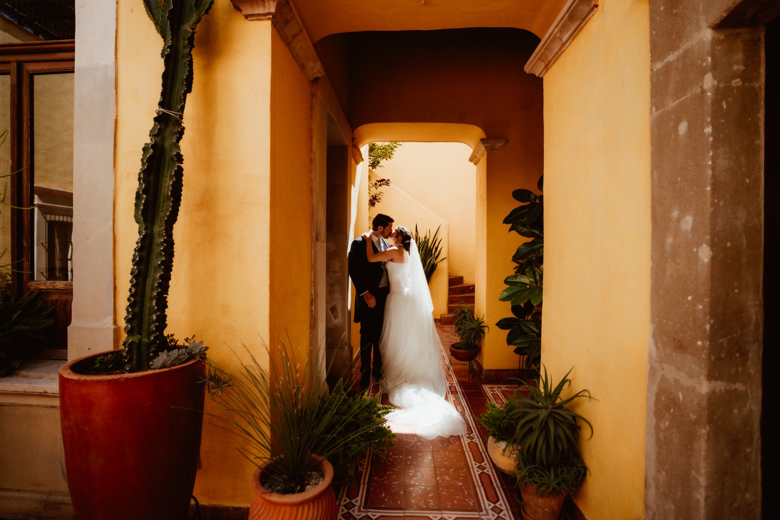 novia entrando a un corredor de muros amarillos