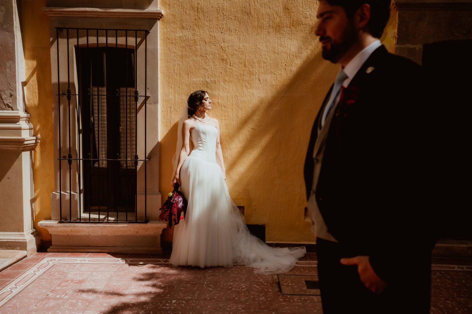 novia acercándose al novio en el patio