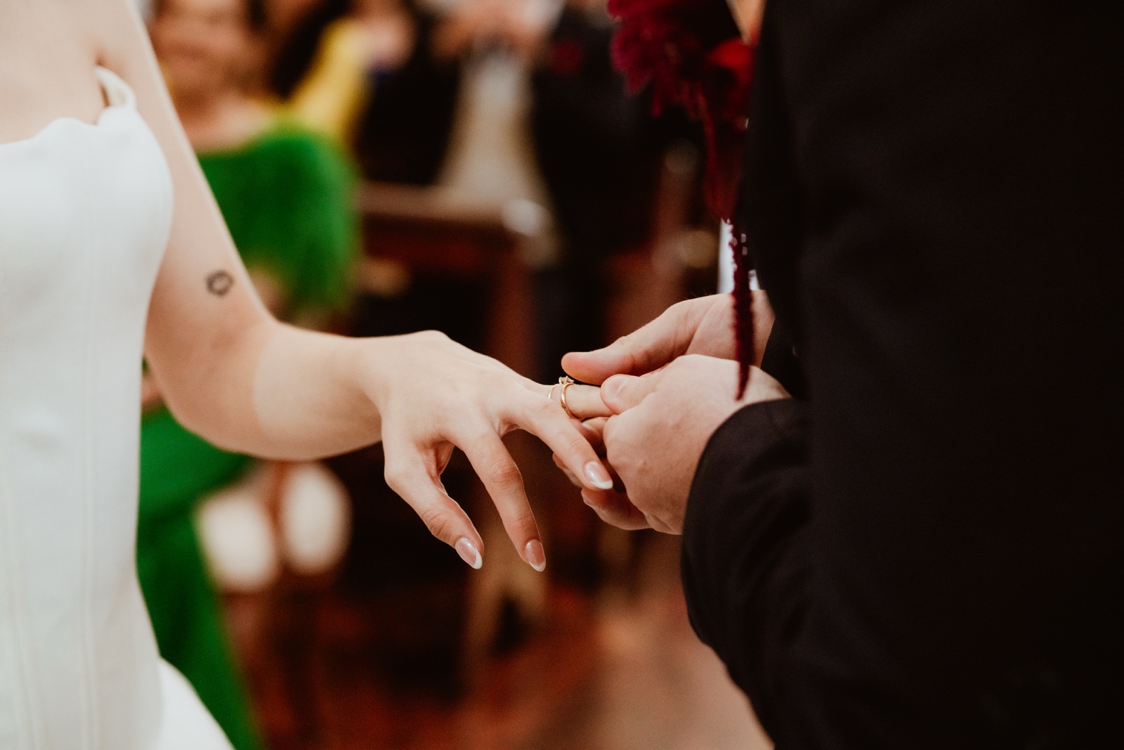 detalle del intercambio de anillos de los novios