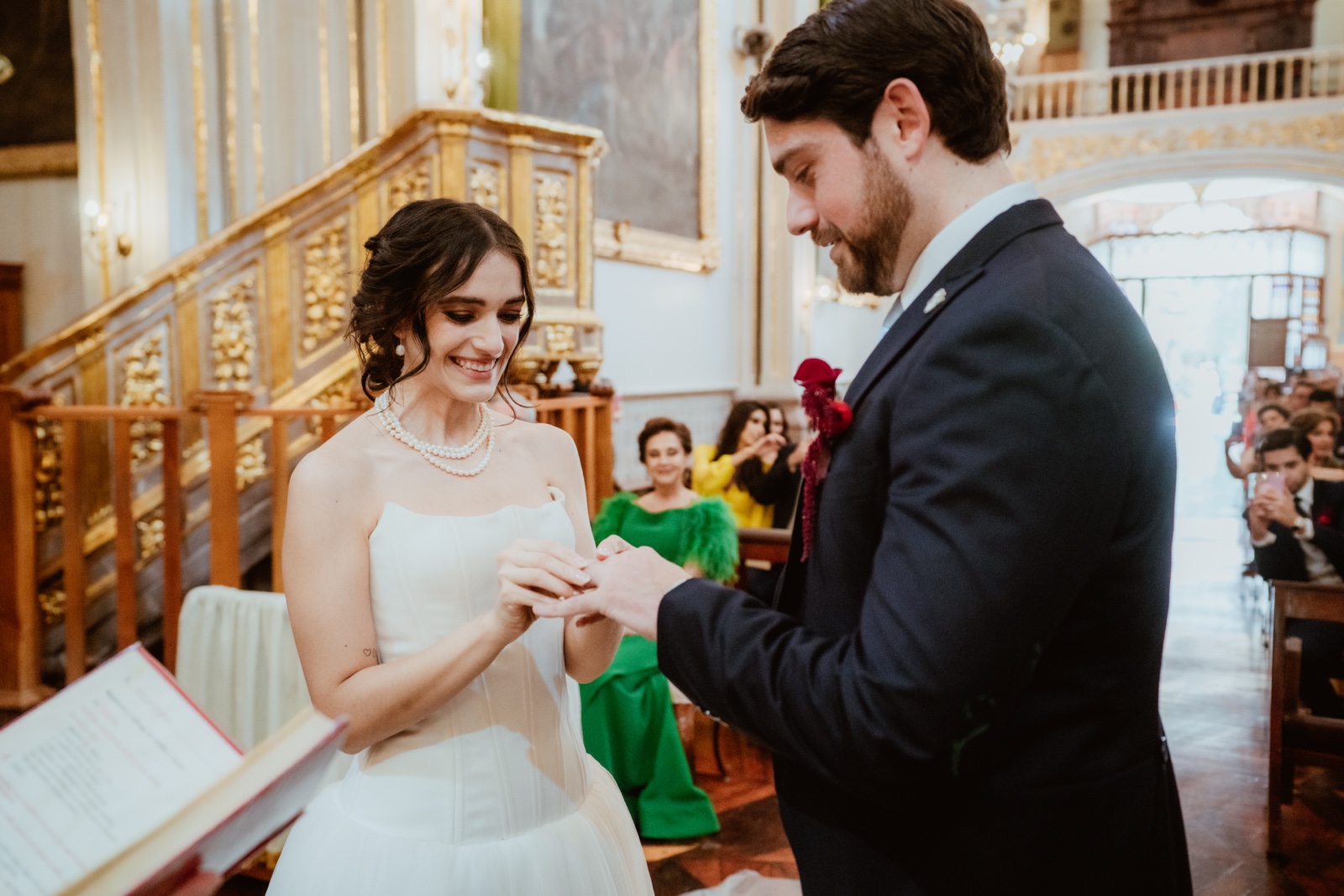novia observando sus manos junto al novio