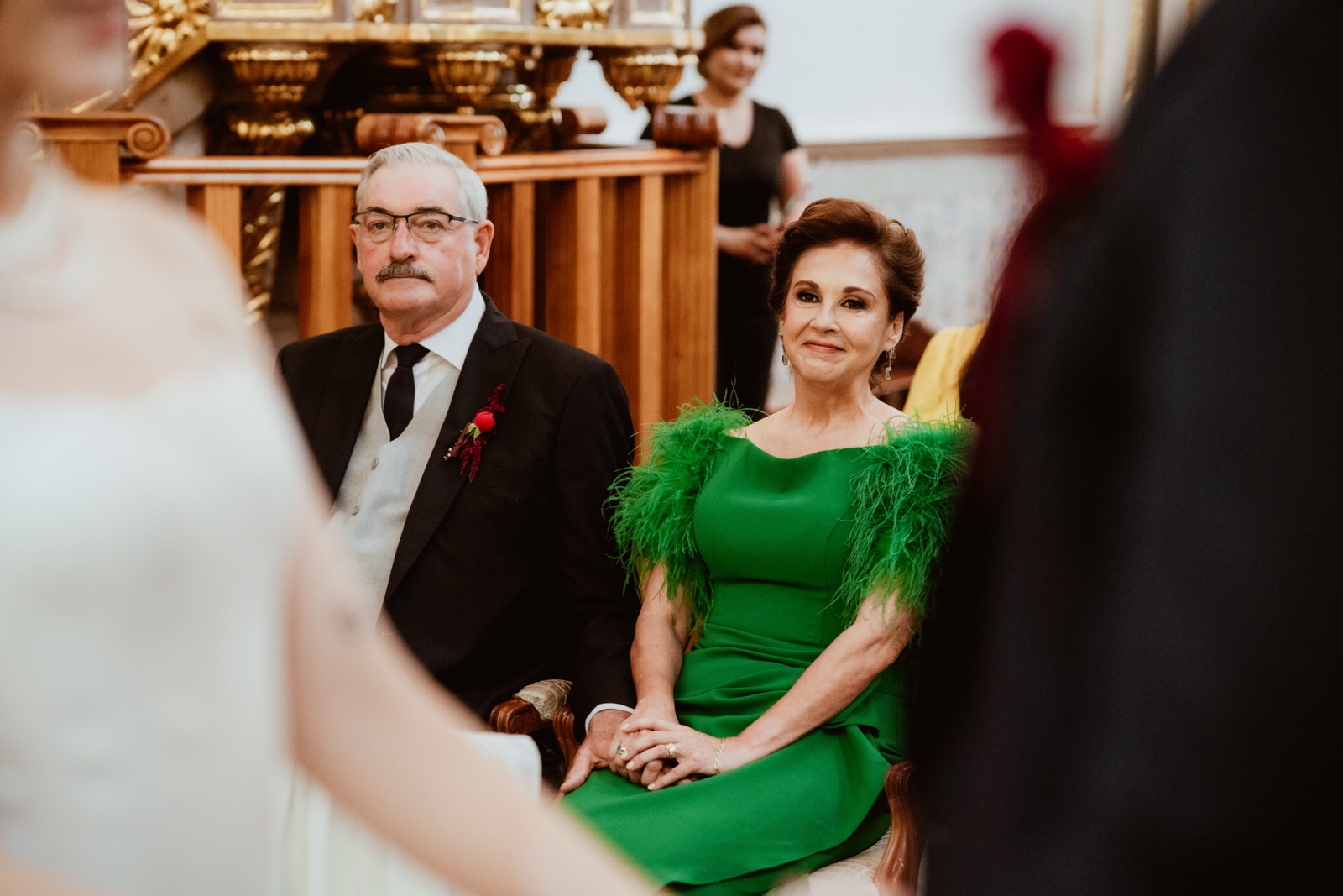invitados observando a los novios desde sus asientos