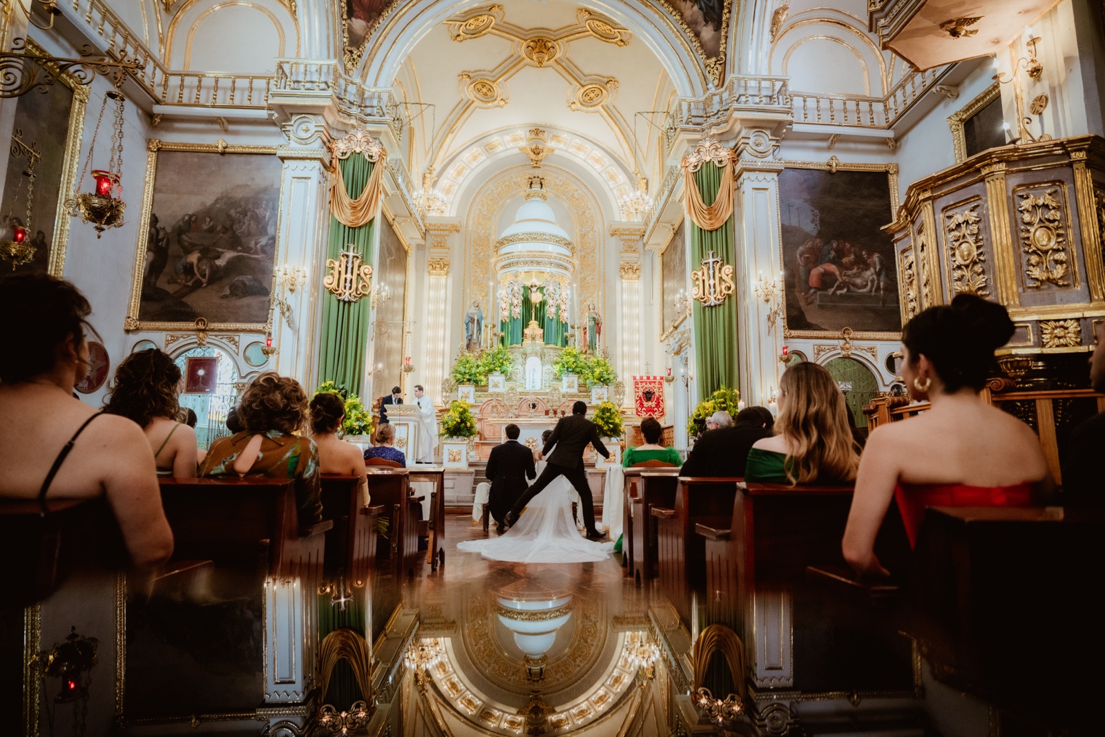 vista de la ceremonia frente al altar