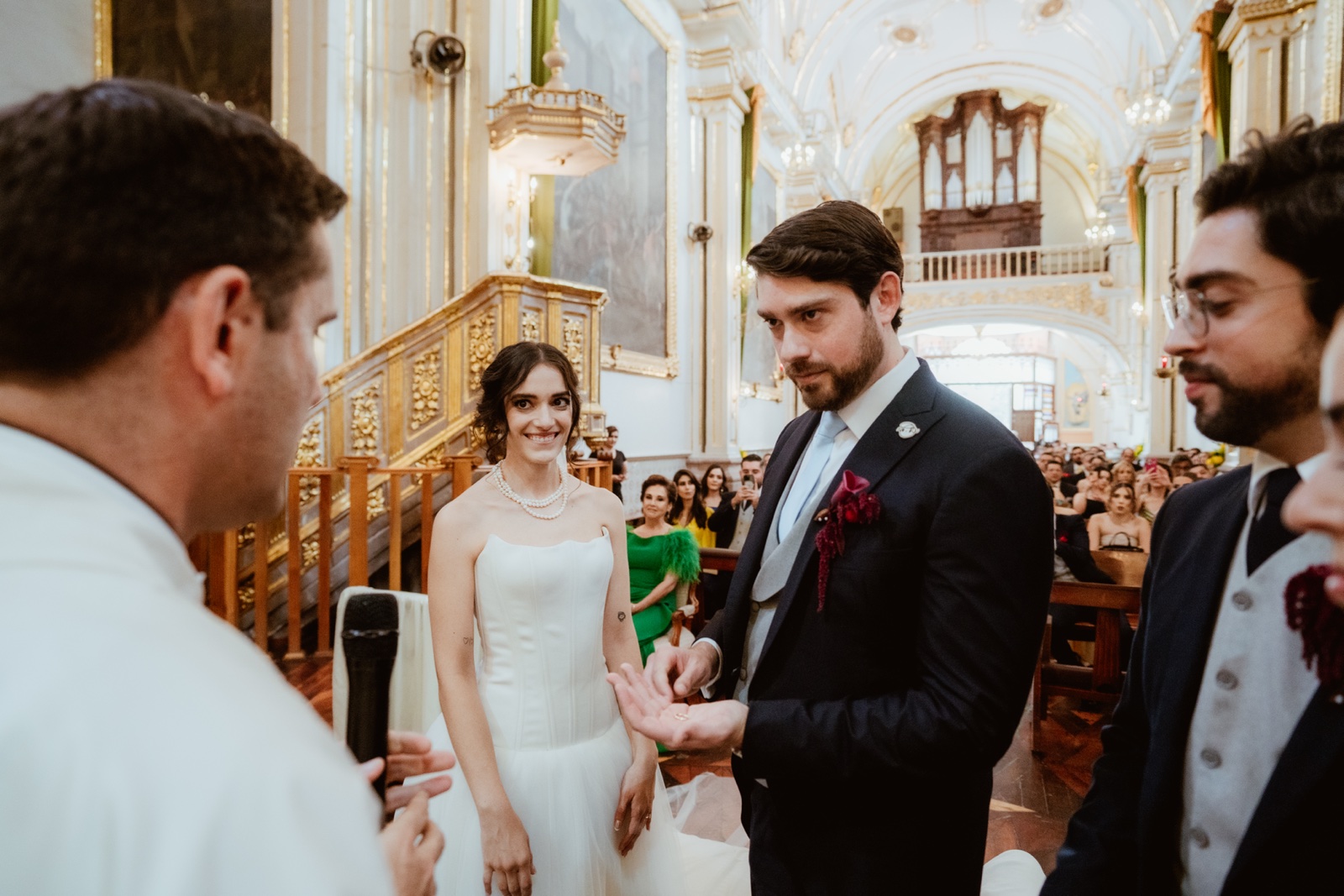 novios de pie durante la ceremonia religiosa