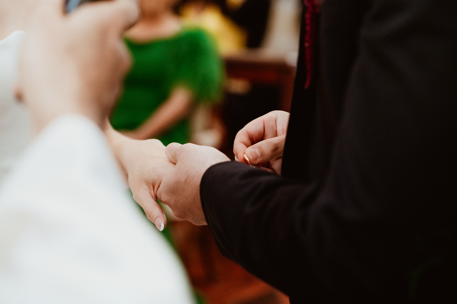detalle de las manos juntas de los novios