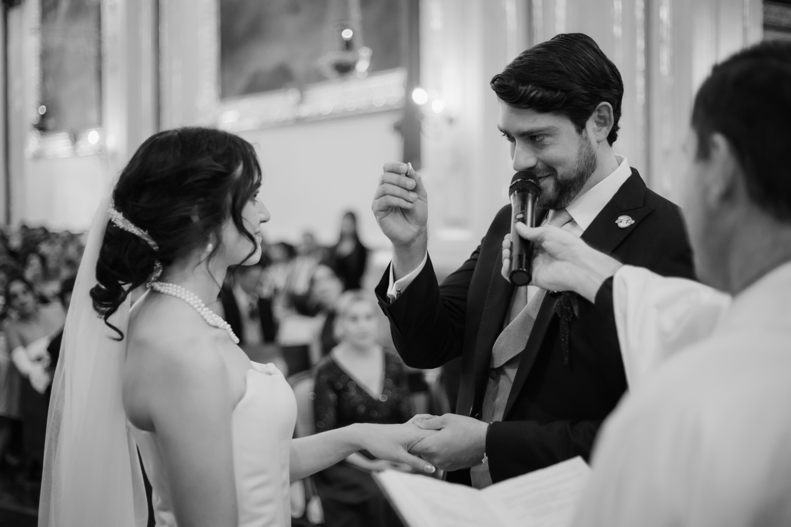 novios intercambiando miradas durante la ceremonia, en blanco y negro