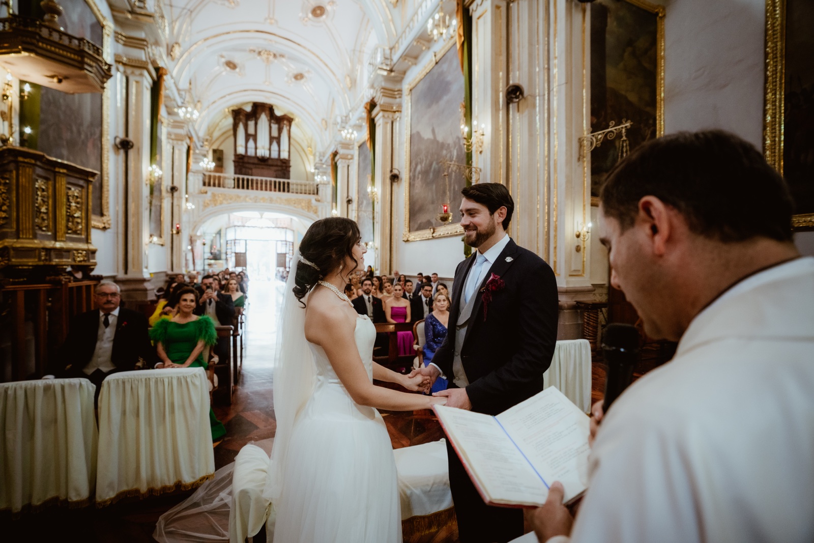 novios frente al sacerdote durante la ceremonia