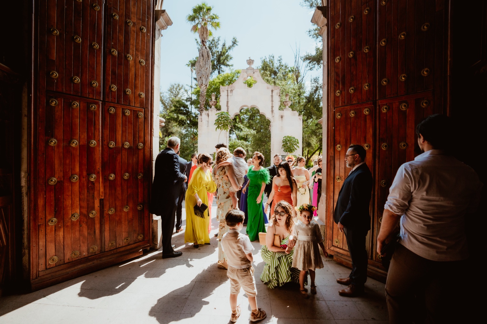 novia entrando a la iglesia con sus acompañantes
