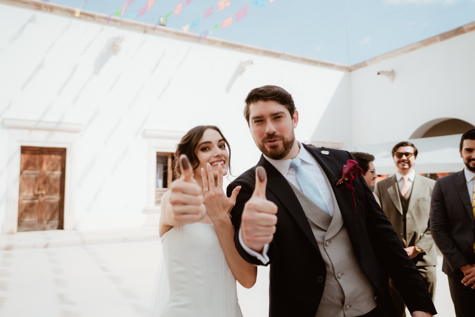 novios sonriendo juntos a la salida de la ceremonia