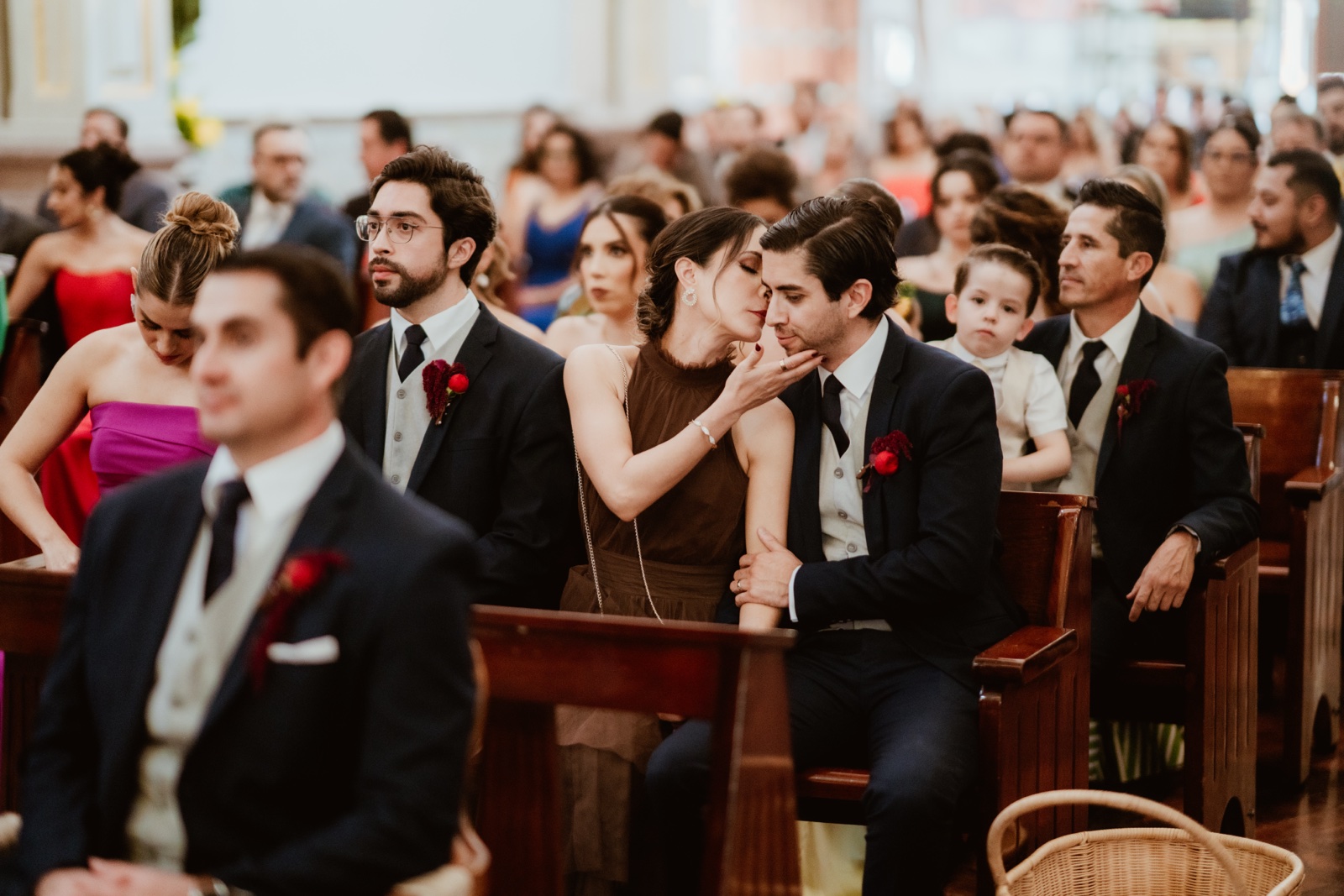 invitados observando la ceremonia desde las bancas