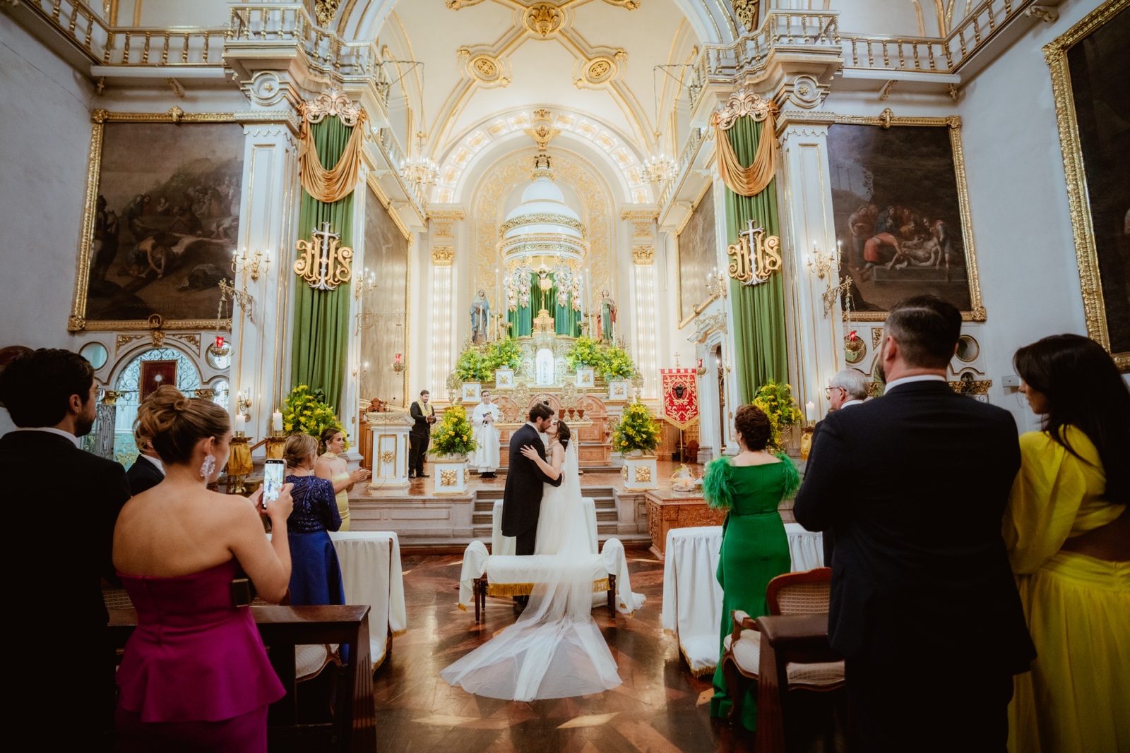 vista de los novios durante la ceremonia desde las bancas