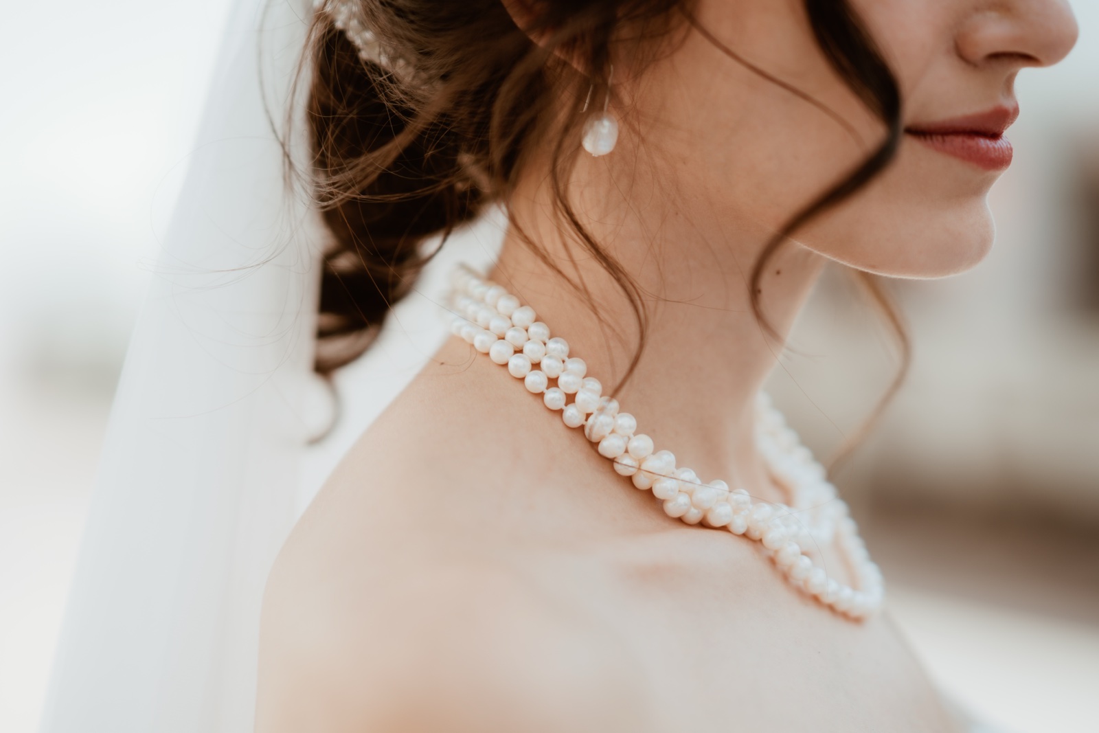 detalle del rostro y collar de la novia