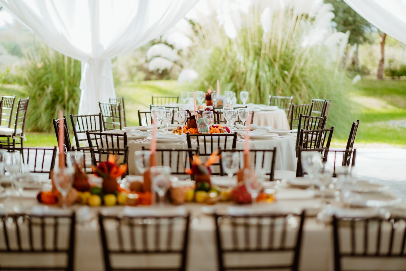 mesa decorada con flores tropicales y copas