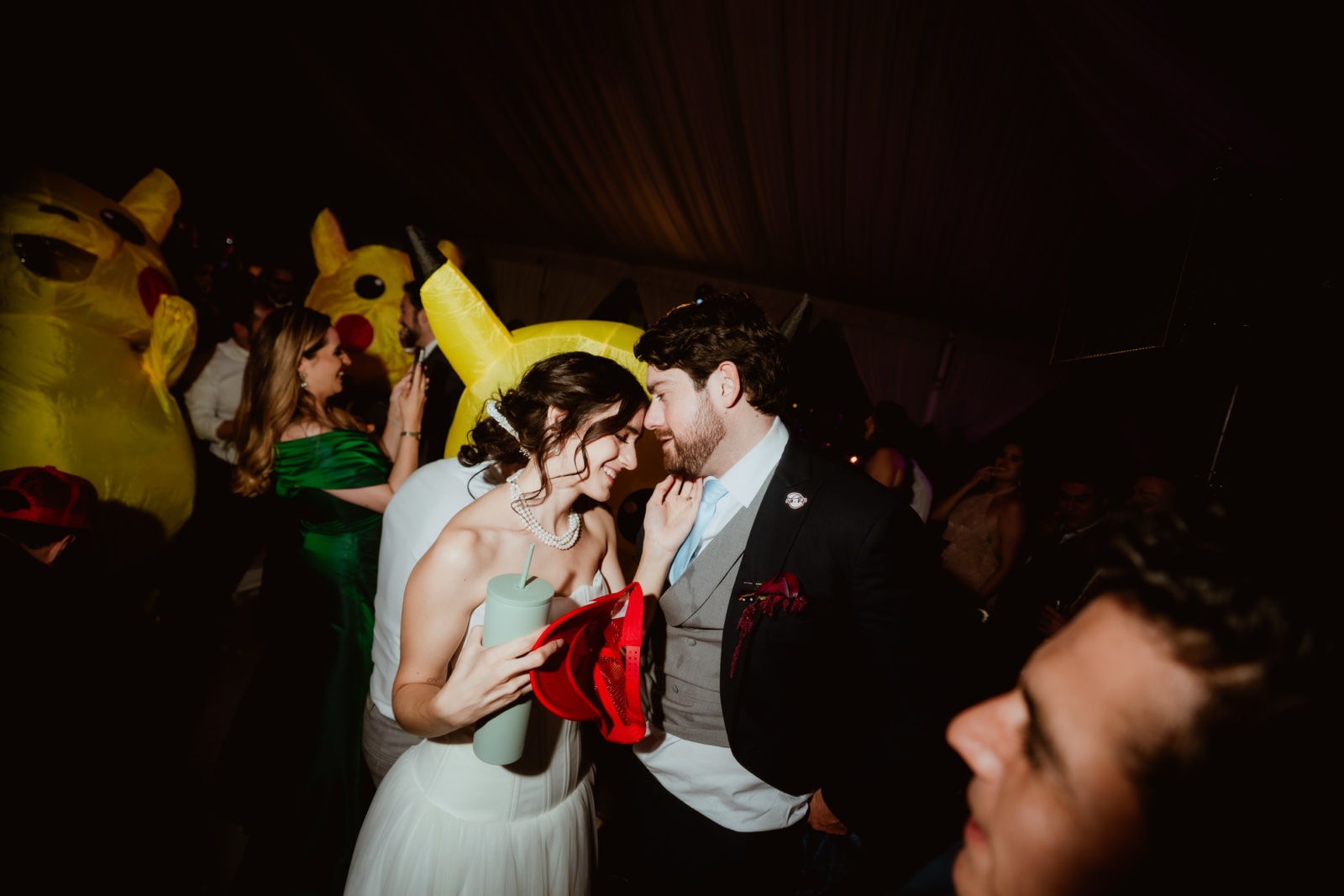 invitados rodeando un personaje con disfraz amarillo