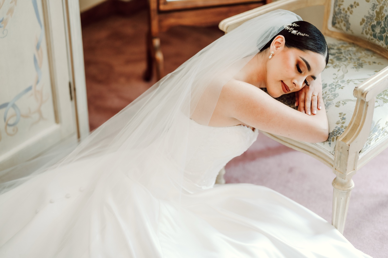 novia inclinada junto al velo y vestido