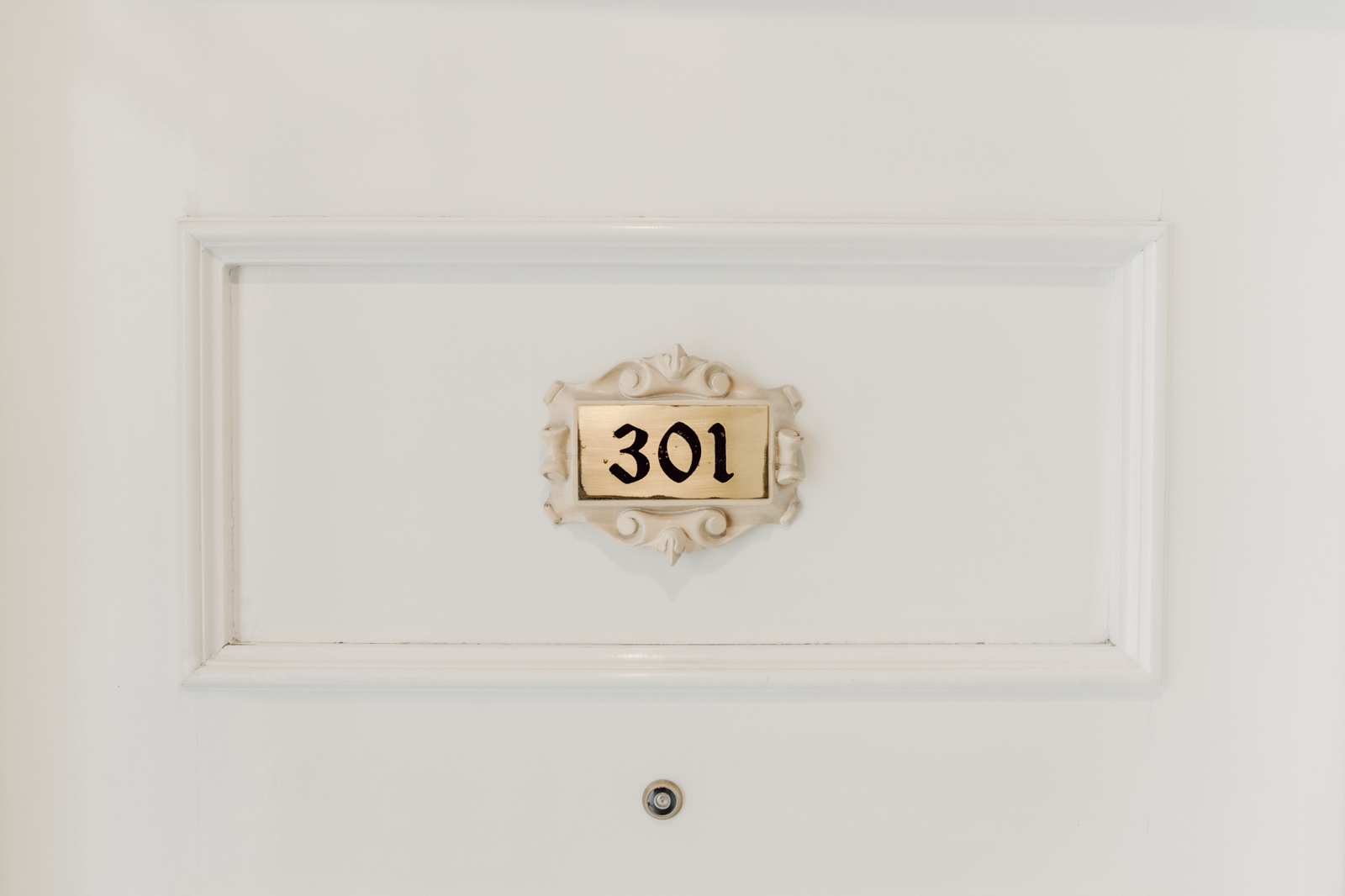 número 301 en la puerta de una habitación