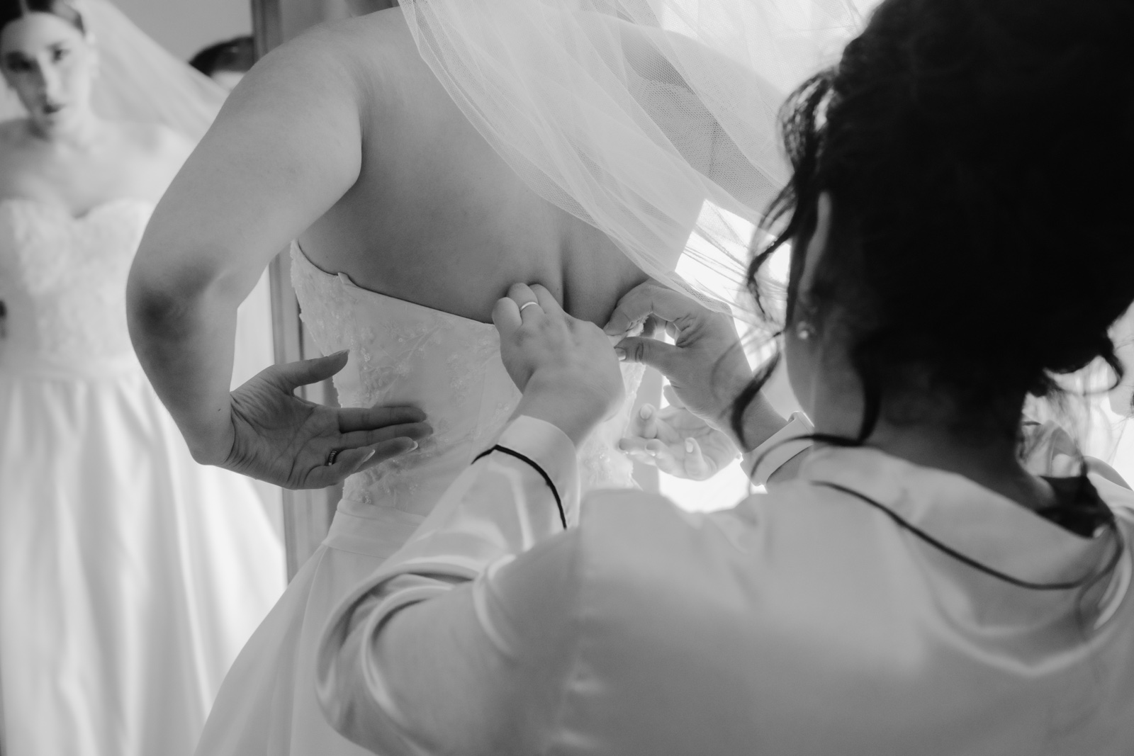 detalle de los preparativos de la novia, en blanco y negro
