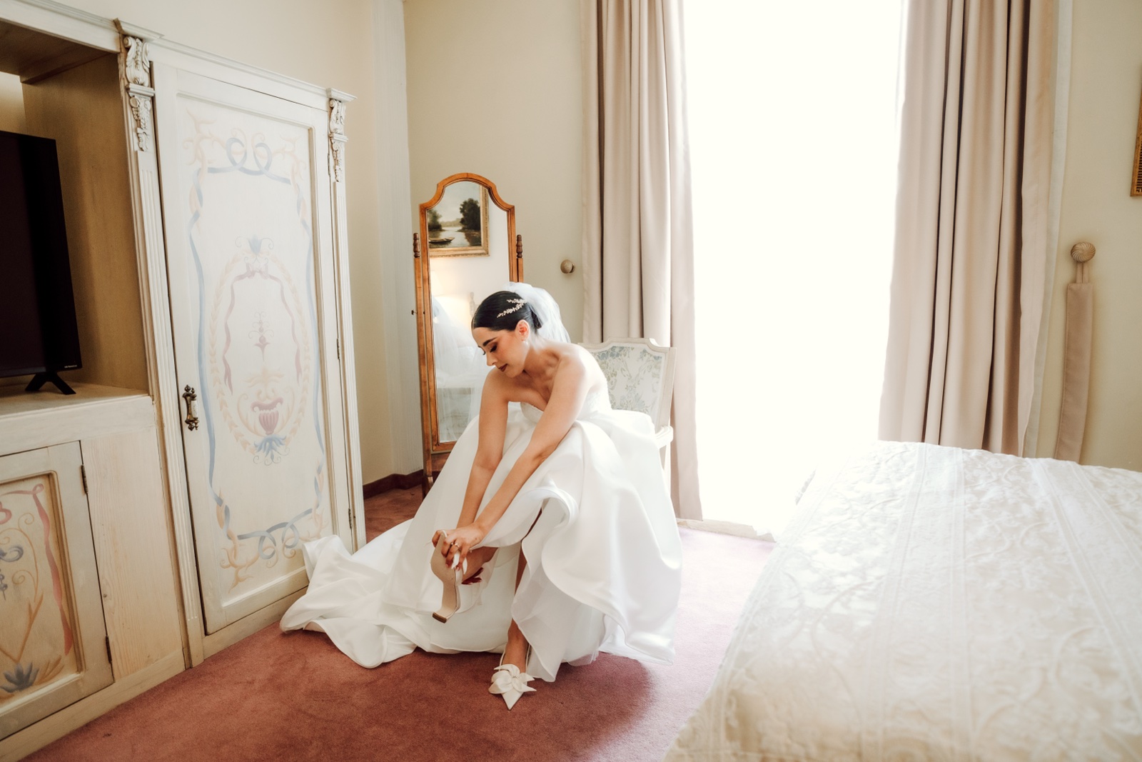 novia sentada junto a la ventana de la habitación