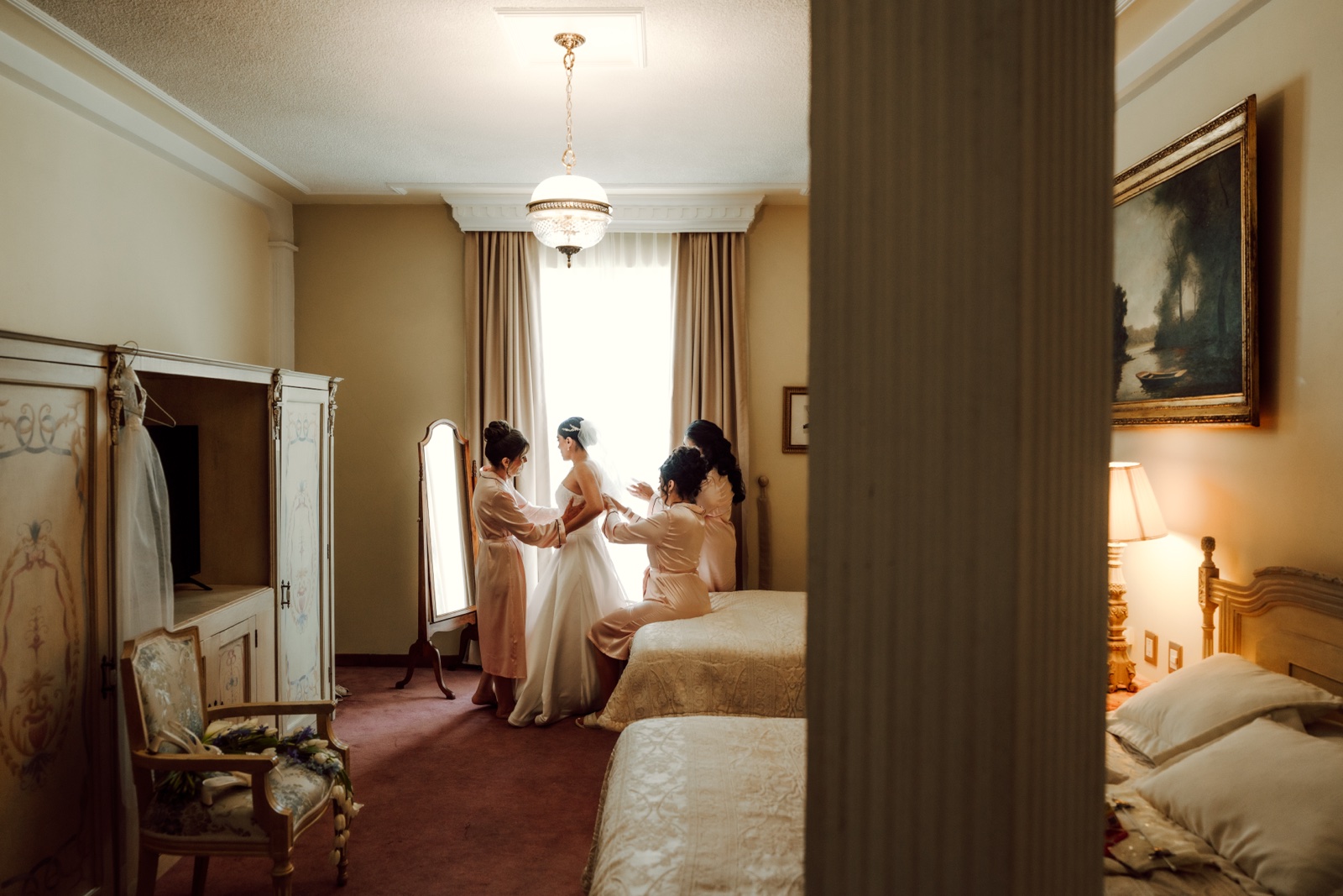 novia preparándose en una habitación luminosa