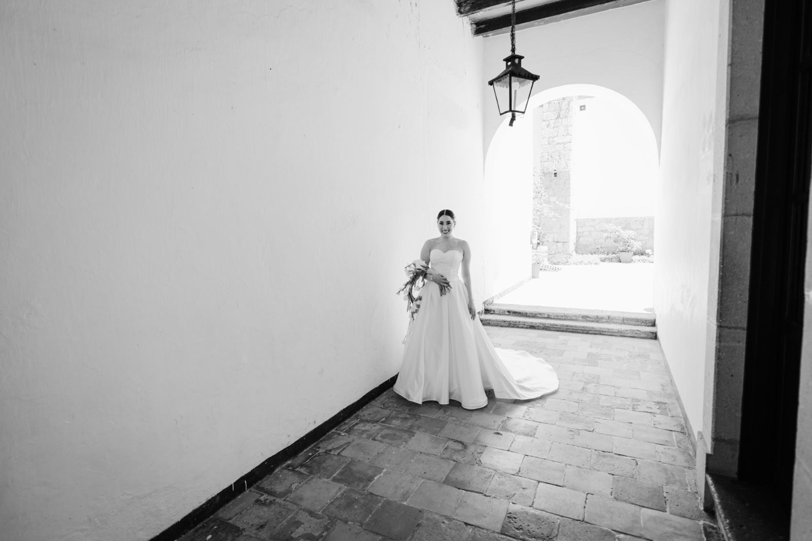 novia al fondo de un corredor, en blanco y negro