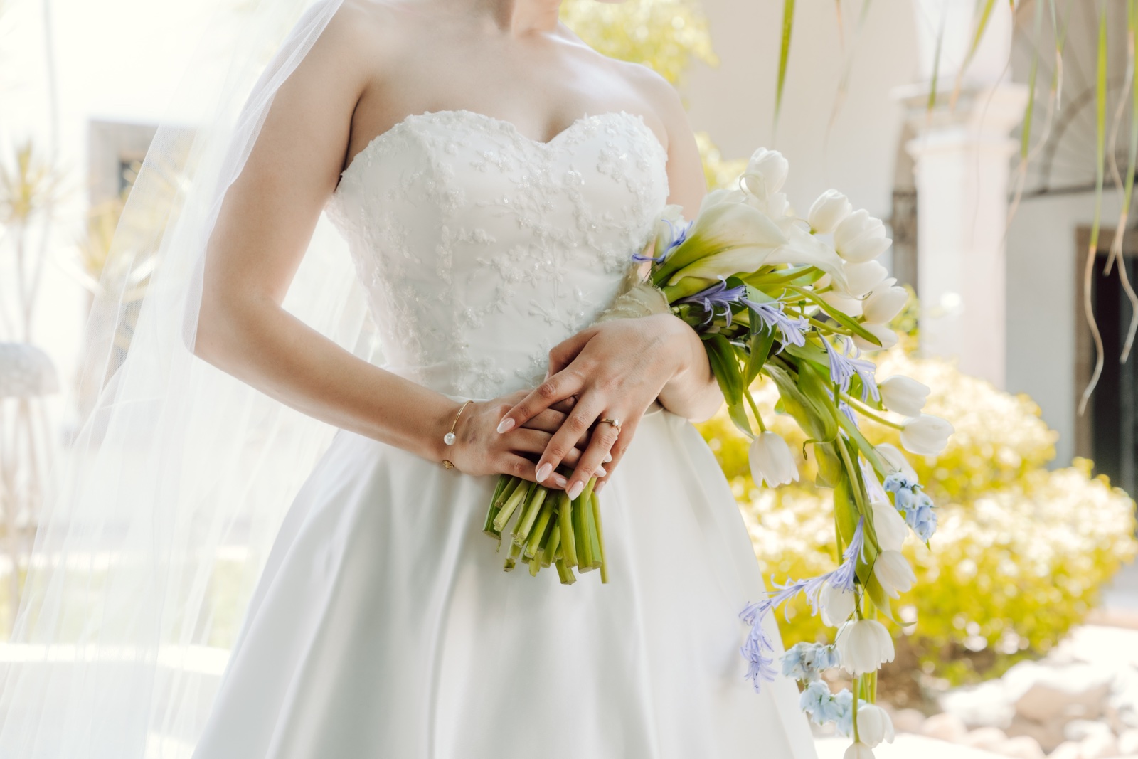 detalle del ramo blanco y lila de la novia