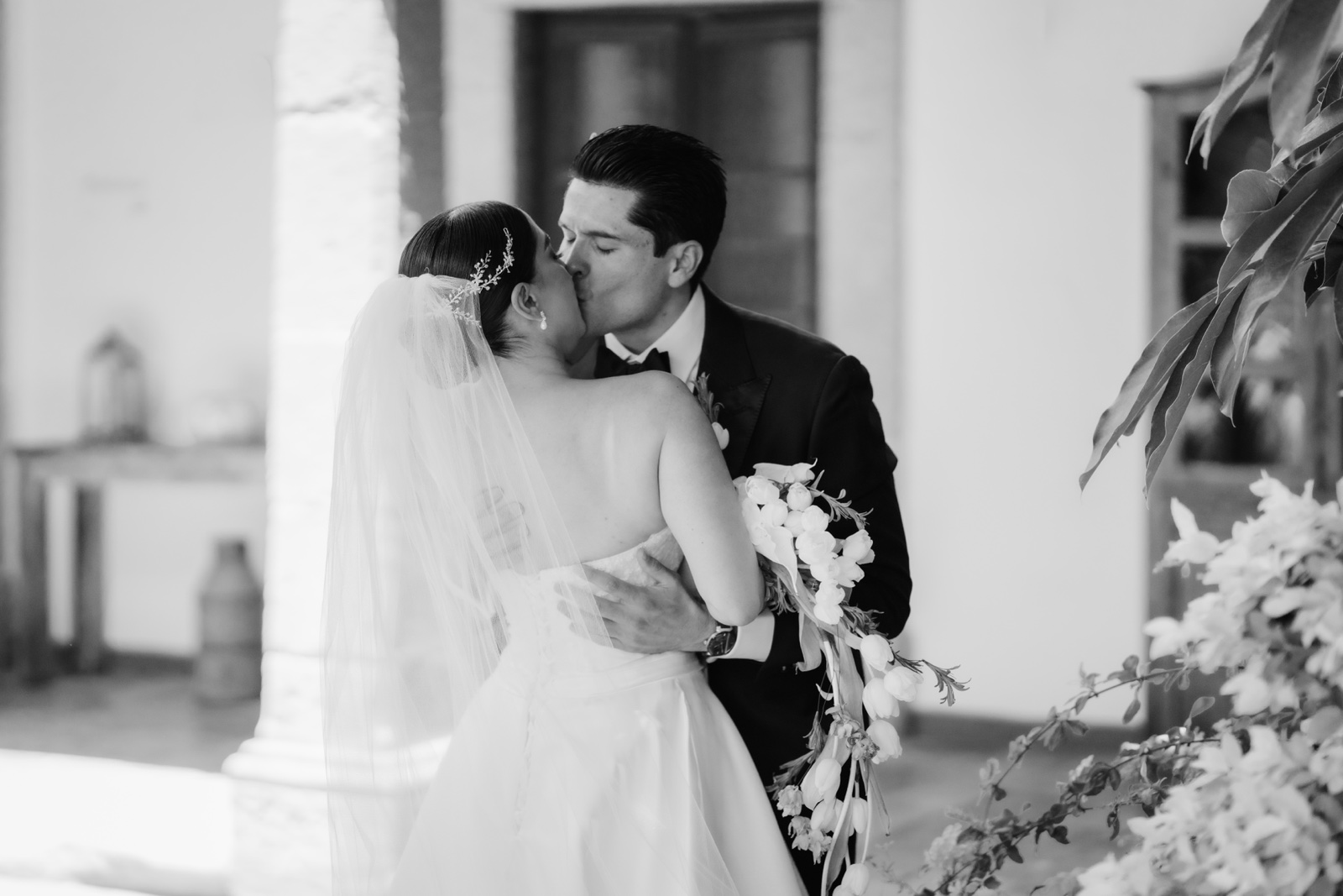 novios mirándose de cerca, en blanco y negro