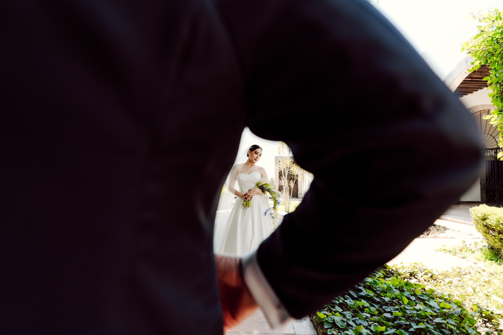 detalle del traje oscuro del novio