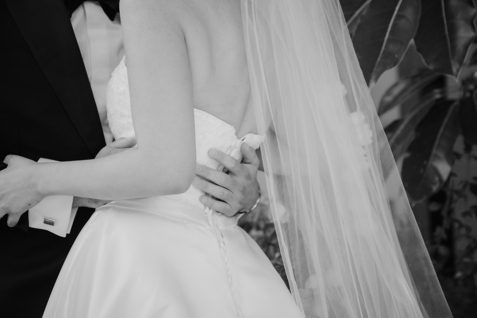 detalle de las manos de la novia junto al velo, en blanco y negro