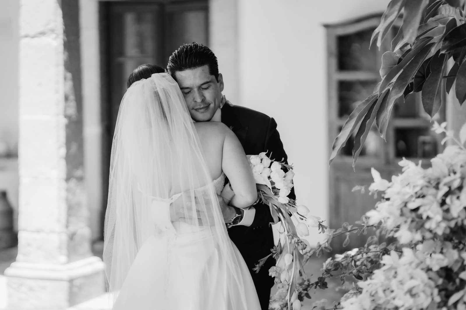 novios besándose en el corredor, en blanco y negro