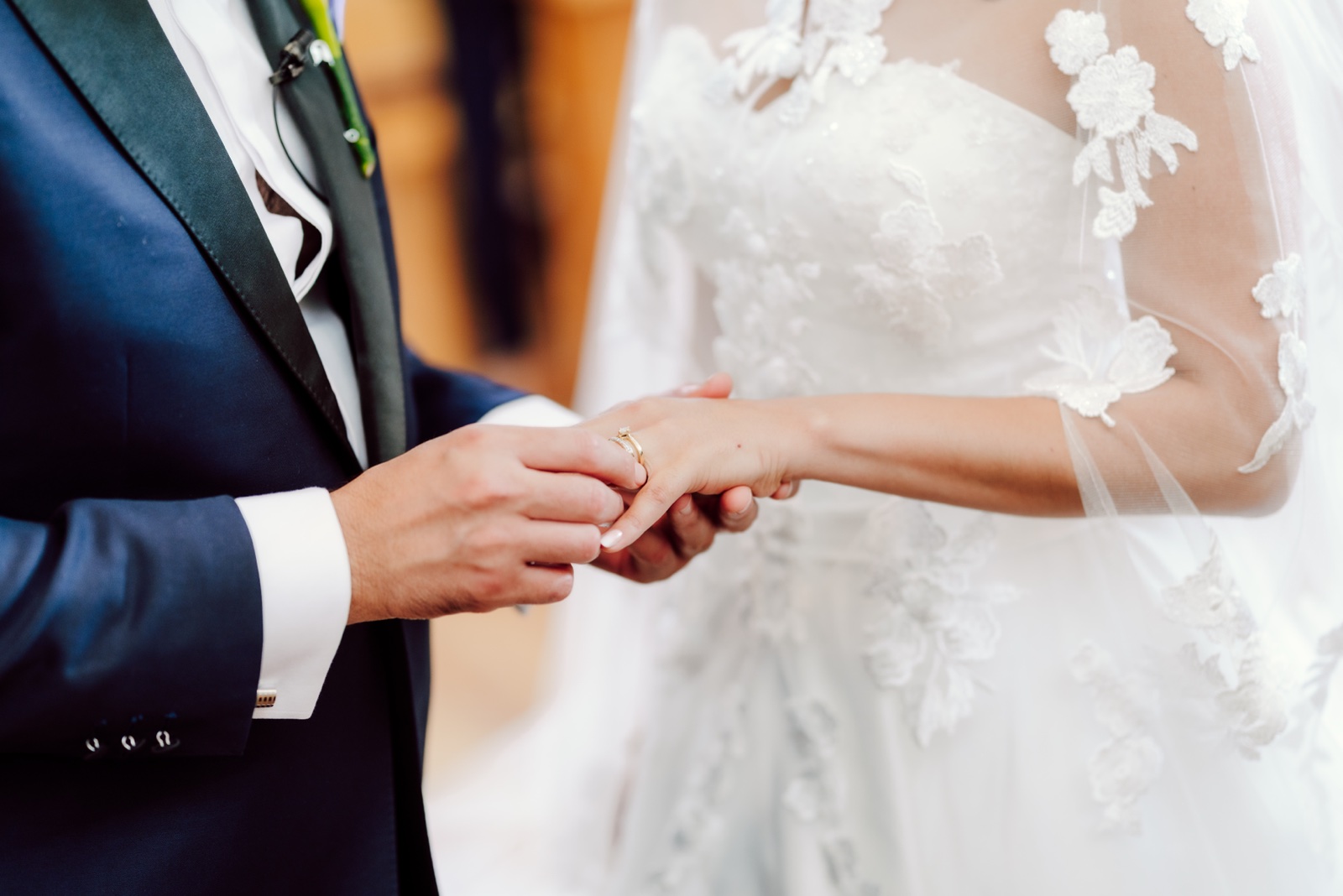 detalle de las manos de los novios durante la ceremonia