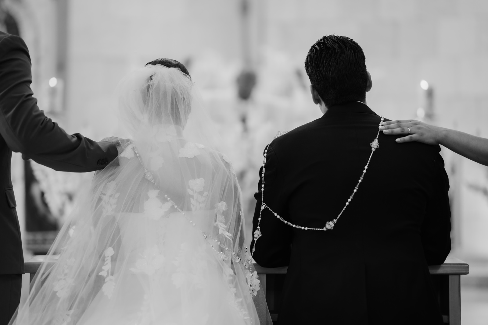 novios juntos durante la ceremonia, en blanco y negro