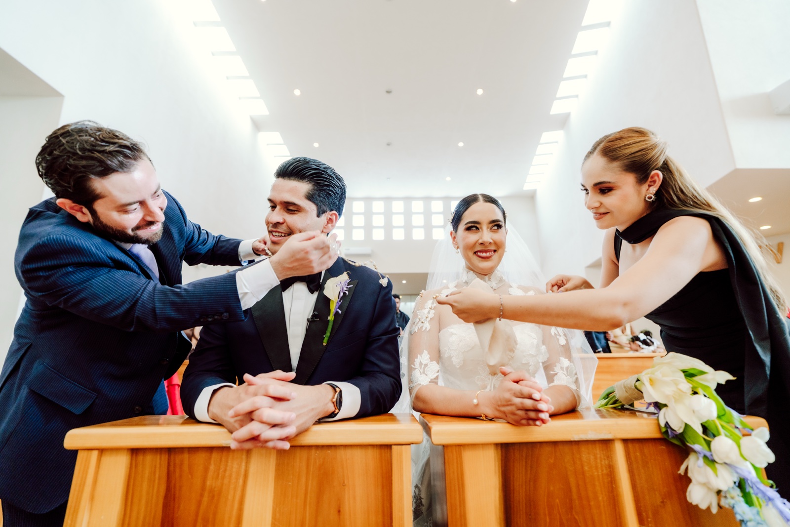 invitados acompañando a los novios en la ceremonia