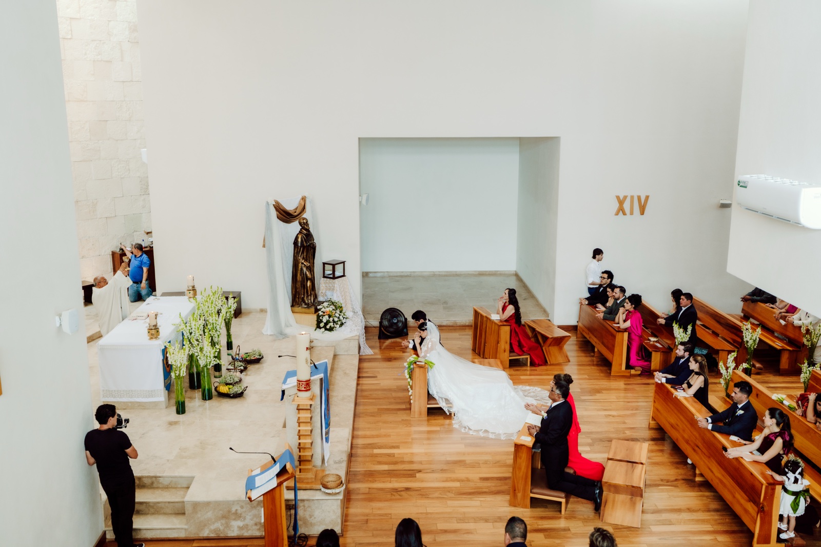 vista del altar y los asistentes a la ceremonia